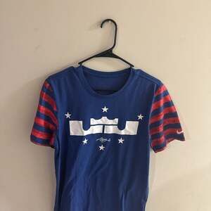 Nike LeBron James Flag Red Stripe Sleeve T-Shirt Blue Men's Size M